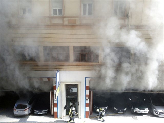 24 vehículos afectados por un incendio nun garaxe na Coruña