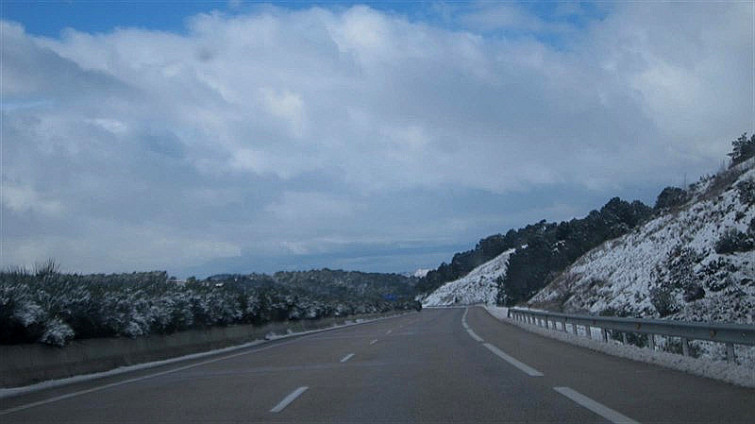 A neve dificulta a circulación en estradas de Lugo e Ourense