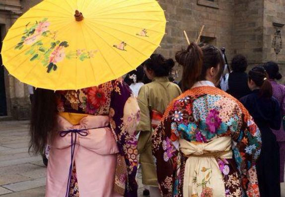 Kimonos japoneses y trajes tradicionales gallegos se fusionan en Santiago