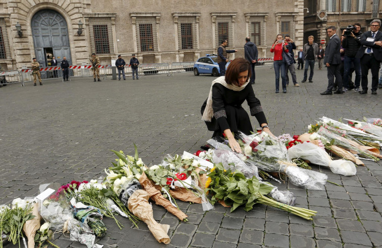 ​París homenajea a los 130 muertos en los atentados