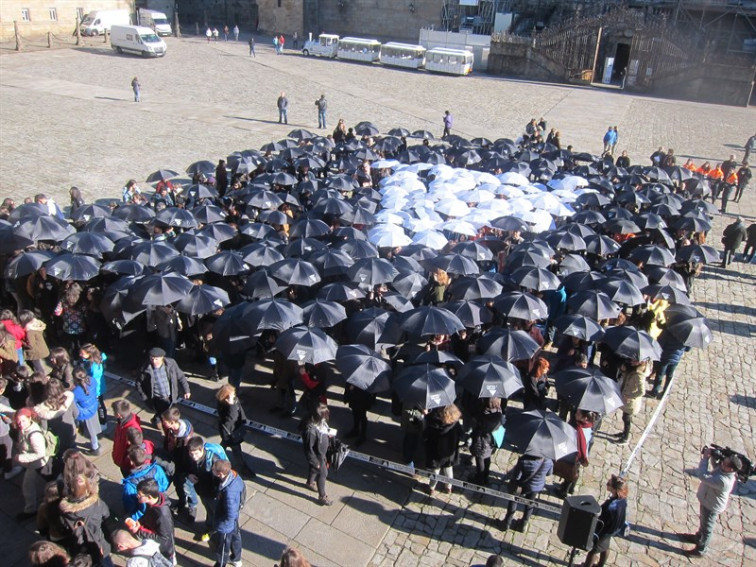 O Obradoiro tínguese de loito en memoria das vítimas das violencias machistas