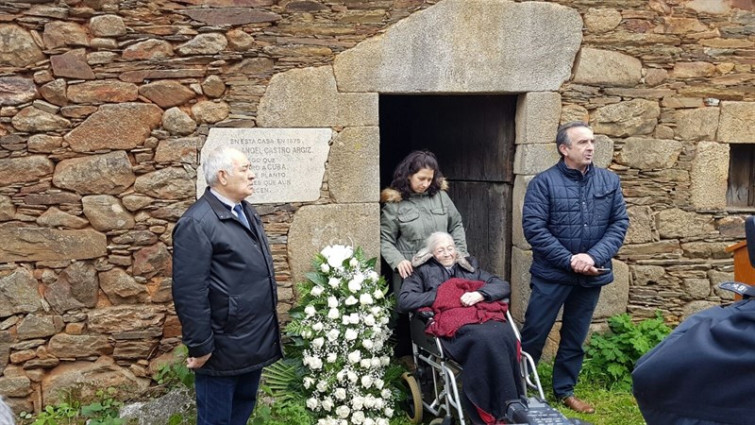 ​Ofrenda floral por Fidel na casa paterna