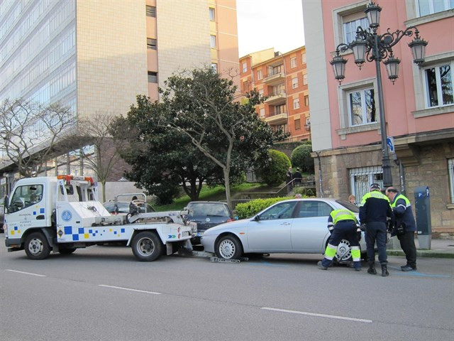 Sancionada unha policía local de Pontevedra por eludir unha multa do guindastre municipal