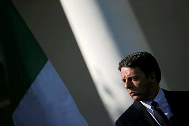 ​Italia vota una reforma de la Constitución a la que Renzi liga su futuro