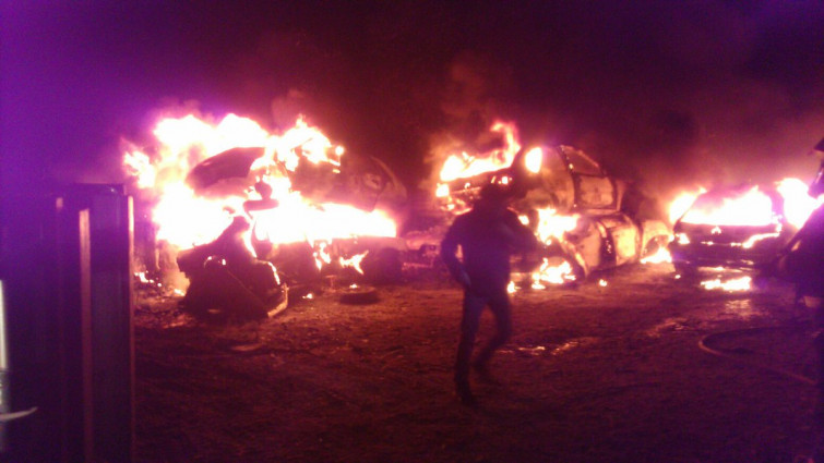 Un incendio nun desguace de Lousame calcina medio cento de coches