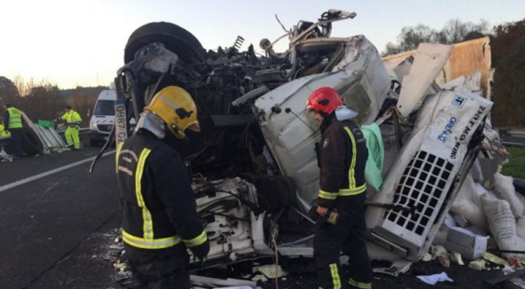 Un accidente entre dous camións provoca longas retencións na AP-9