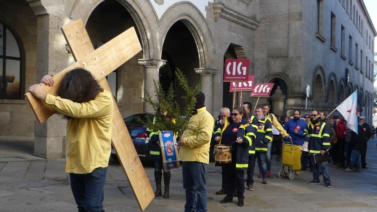 Vía crucis reivindicativo en Santiago para denunciar a 