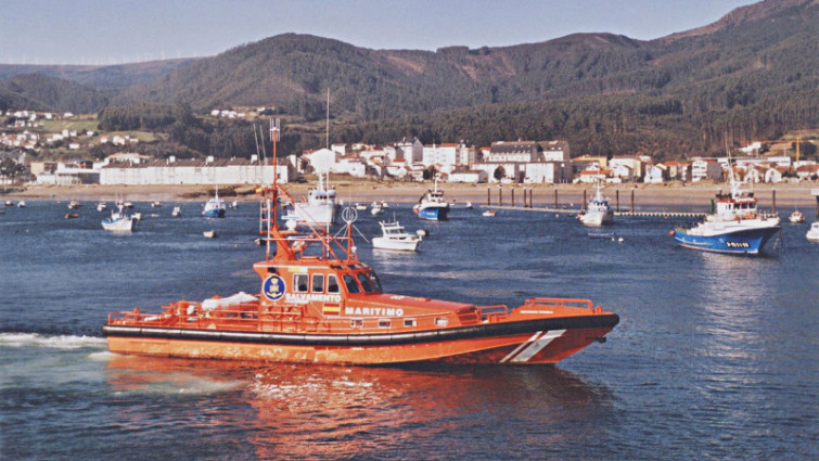 ​Rescatan a los dos tripulantes de un pesquero que se hundió cerca de Estaca de Bares