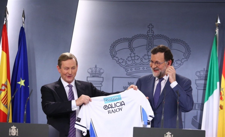 O primeiro ministro irlandés agasalla a Rajoy cunha camisola da selección galega de fútbol gaélico