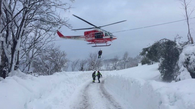 Rescatadas con vida ocho personas en el hotel enterrado por la nieve en Italia