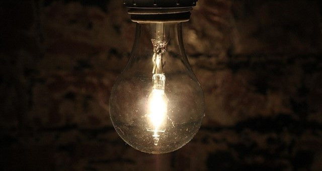 El precio de la luz frena su escalada, pero se mantiene en máximos