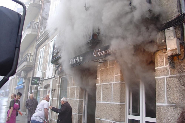 ​Un hombre sufre quemaduras en los brazos al incendiarse su cafetería en Ponteareas