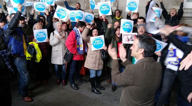 Simpatizantes de la Marea Atlántica se congregan en apoyo al alcalde de A Coruña