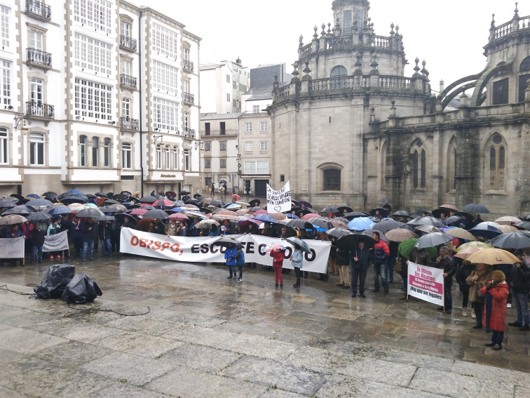 Friol y Guitiriz se concentran ante el Obispado de Lugo contra el traslado de su párroco