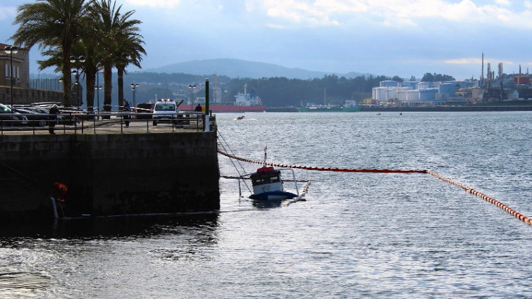 ​Un mejillonero atracado se hunde en Ferrol y provoca un vertido en el puerto