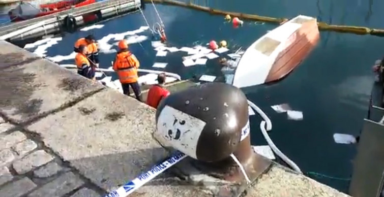 Se hunde un pesquero en el puerto de A Coruña y provoca un pequeño vertido