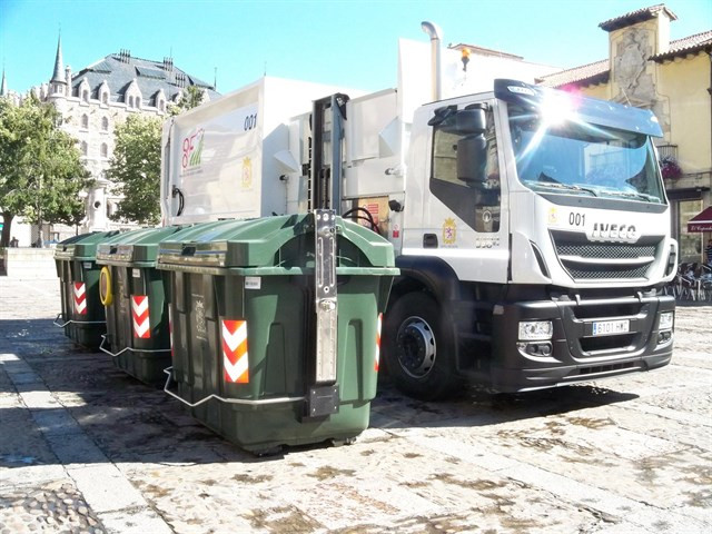 Evacúan al peón de un camión de basura tras ser aplastado contra una farola en O Vicedo