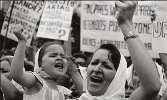 En el siglo XXI, las mujeres como los cangrejos