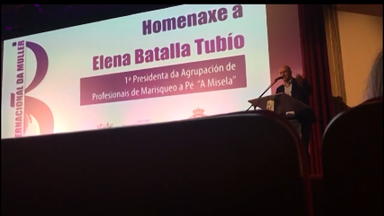 ​El alcalde de Noia se pone a contar 'chistes' machistas en el acto del 8 de marzo