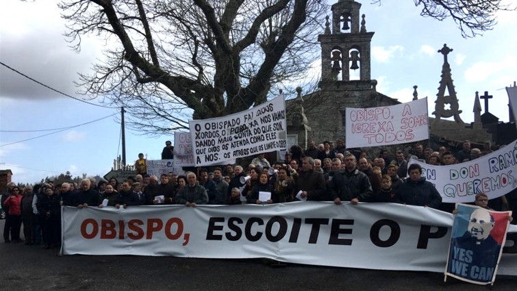 Friol y Guitiriz ultiman un escrito para la Conferencia Episcopal contra el traslado de su párroco