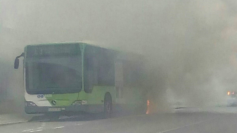 ​Arde en Redondela un autobús con 10 pasajeros a bordo