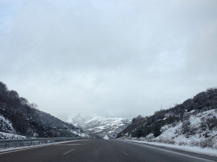 Dos carreteras lucenses permanecen cortadas en una jornada de frío en Galicia