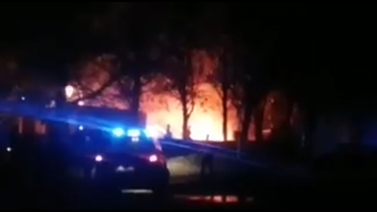 ​Un incendio calcina cinco caravanas y el bar de un camping de Boiro