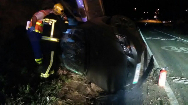 Rescatan en A Pobra do Caramiñal a un conductor que cayó por un desnivel