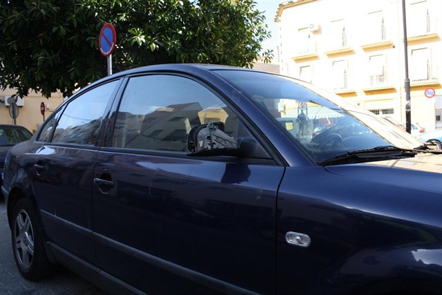 Rompe los retrovisores de tres coches y arremete contra la Policía en la Festa da Carballeira