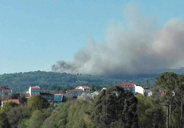 Activo un incendio forestal en O Irixo que afecta a 20 hectáreas