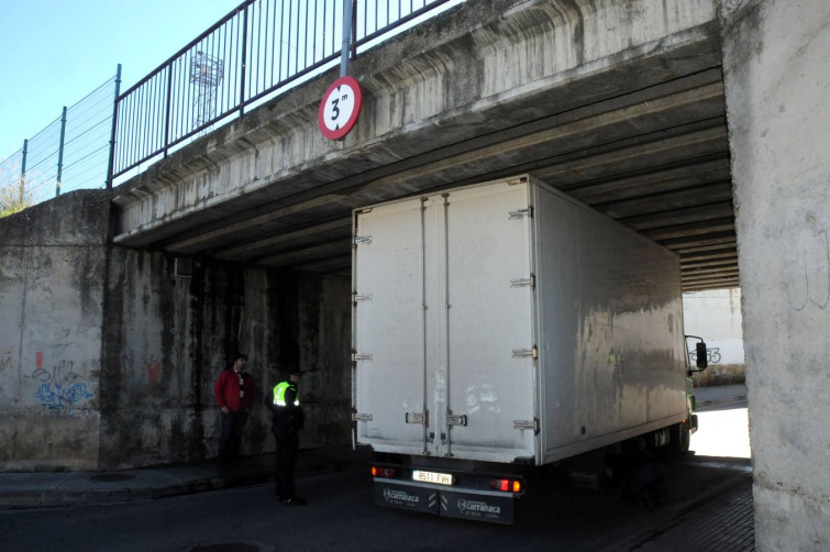 Otro camión queda atascado bajo el infame puente de Alba