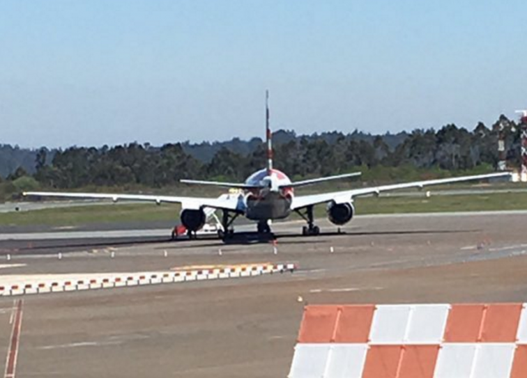 ​Un avión aterriza de emergencia en Santiago por humo en la cabina