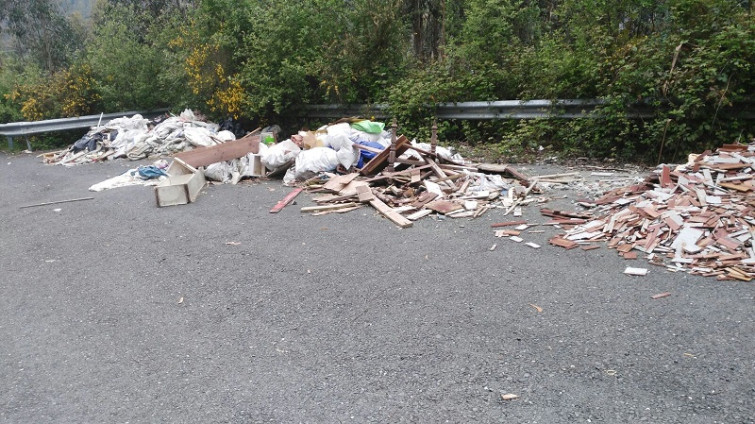 ​Localizan un vertedero ilegal en una pista sin salida en Culleredo