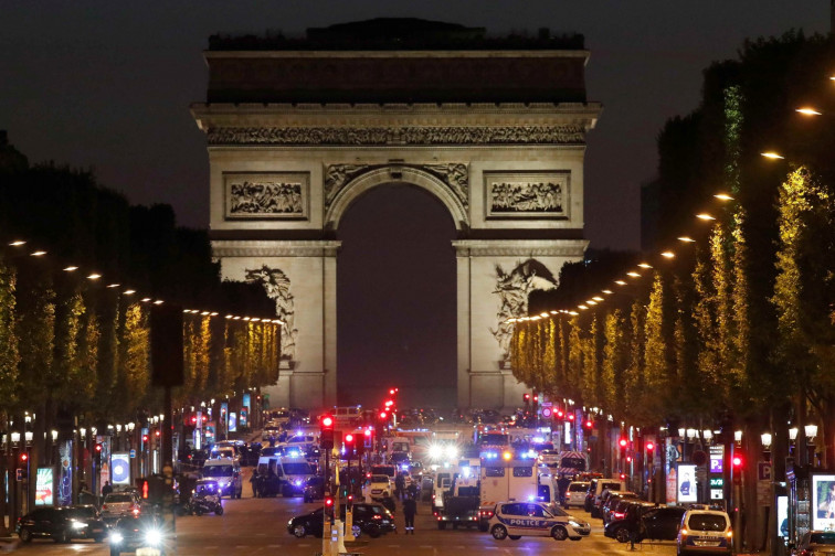 Encuentran varias armas y un Corán en el coche del autor del atentado de París