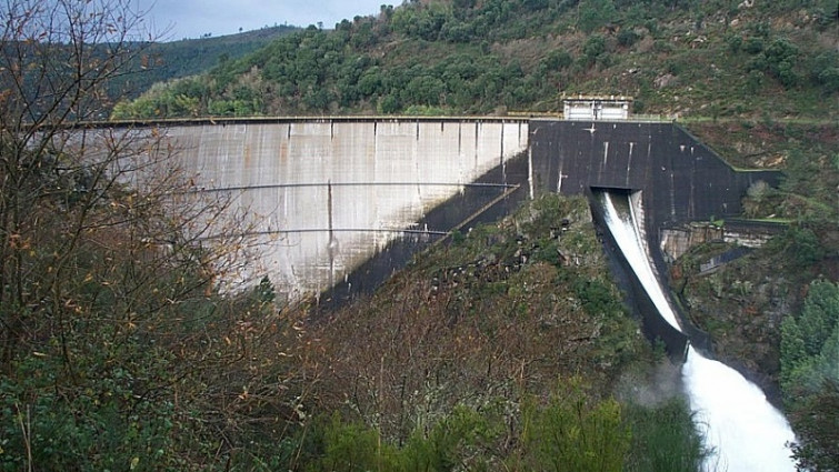 ​La rotura de la tubería principal de un embalse provoca una riada en Leiro