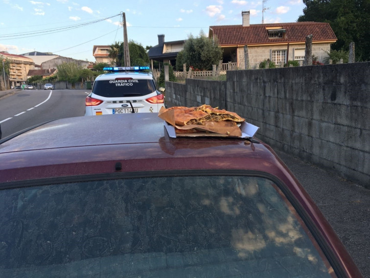 Sorprendido en Salceda viajando sobre el capó de un coche con una empanada en brazos