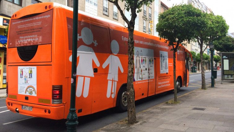 ​El autobús transfóbico de Hazte Oír hace una parada en Galicia