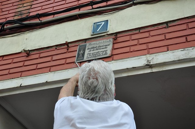 ​Ourense retirará las placas franquistas de las viviendas de protección oficial