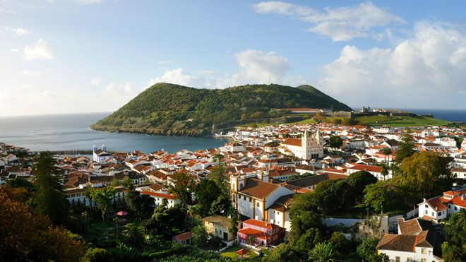 ​A Baiona le sale una hermana en el medio del Atlántico, Angra do Heroismo