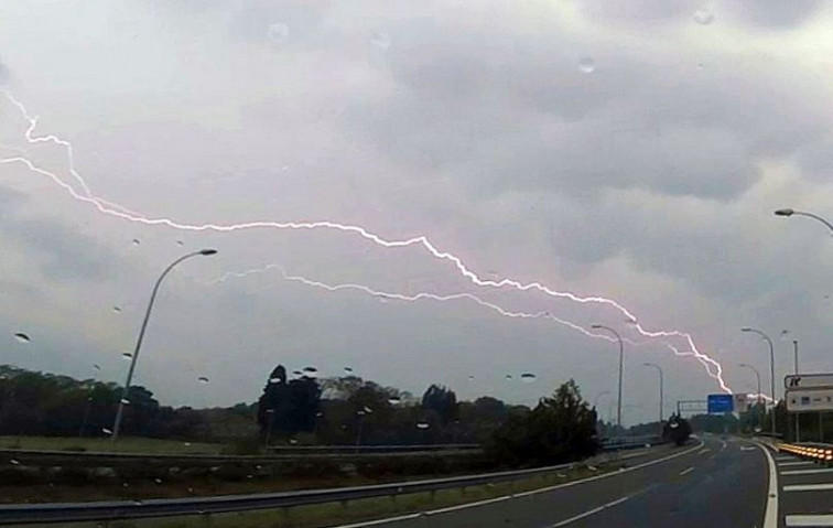 Las tormentas causan destrozos en viviendas, calles y carreteras de Ourense y Lugo