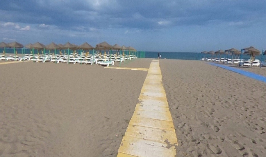 Uno de los accesos a la playa de la Carihuela en Torremolinos