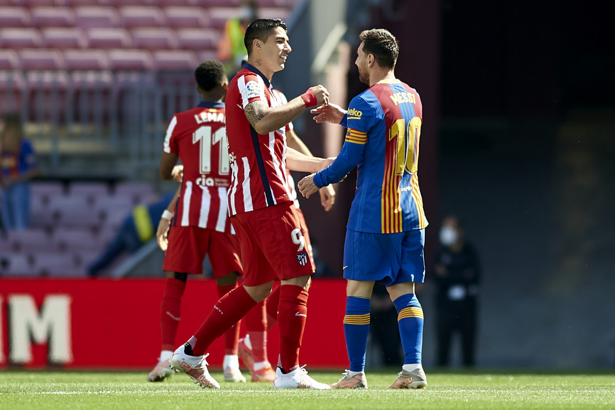 Luis Suárez y Leo Messi se saludan cariñosamente antes del FC Barcelona-Atlético de LaLiga Santander