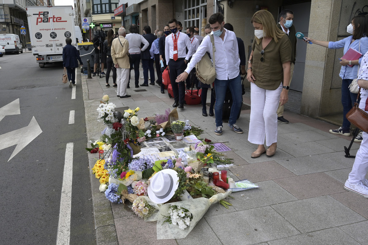 Varias personas observan el altar colocado en la acera donde fue golpeado Samuel.