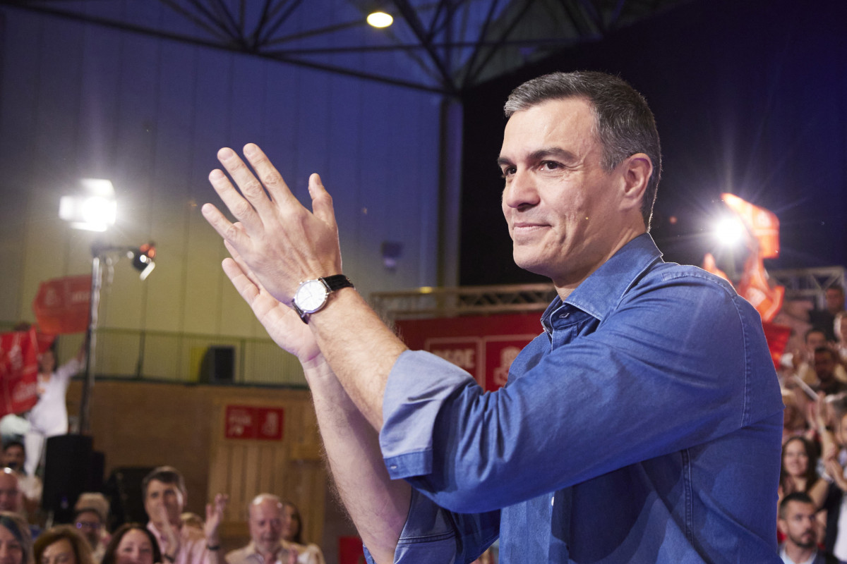 El presidente del gobierno de España y secretario general del PSOE, Pedro Sánchez, durante el acto de campaña con el candidato del PSOE a la alcaldía de Sevilla en FIBES, a 13 de mayo de 2023 en S