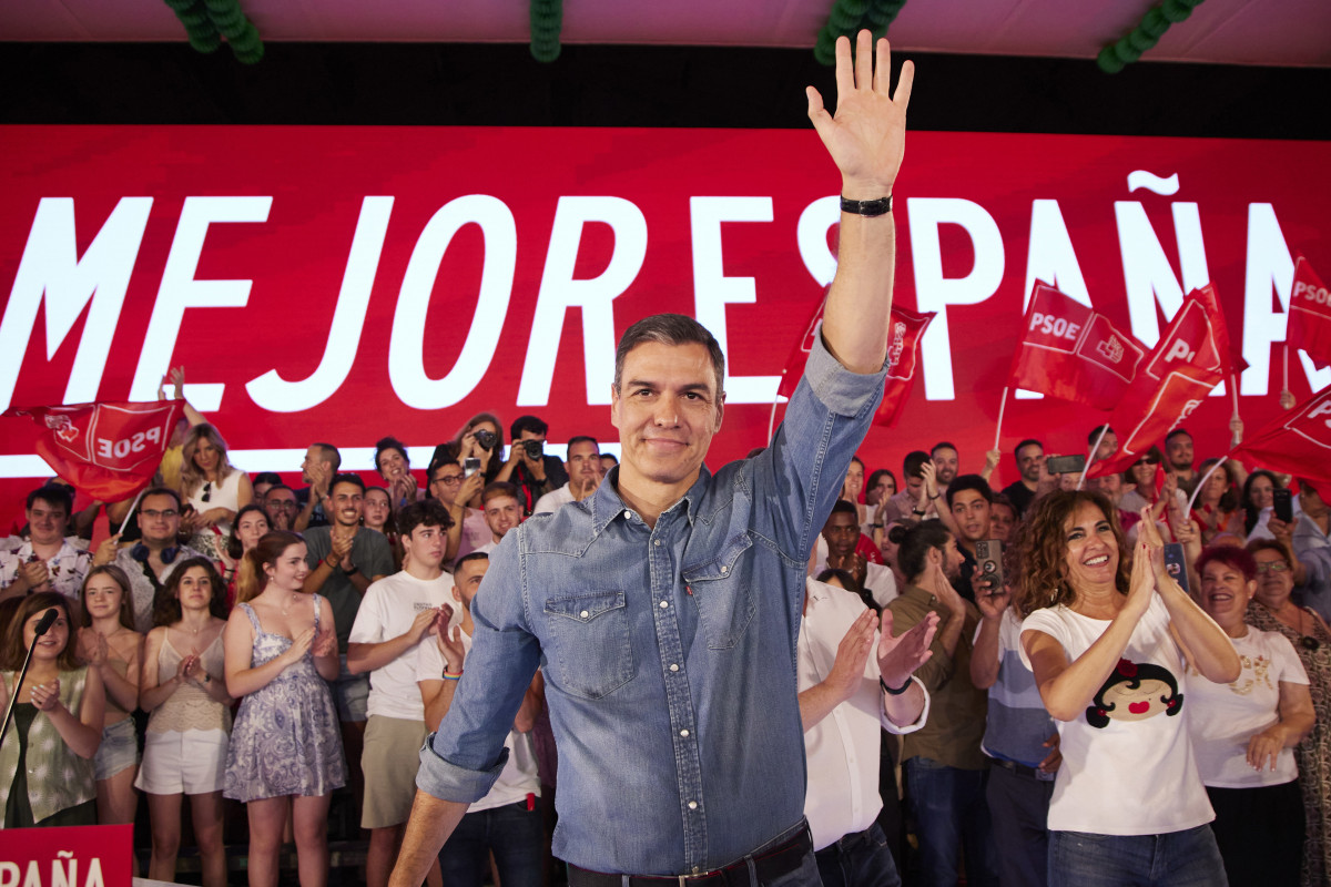 El presidente del gobierno de España y secretario general del PSOE, Pedro Sánchez, durante el acto público en la caseta municipal de Dos Hermanas, a 17 de junio de 2023 en Sevilla (Andalucía, Espa