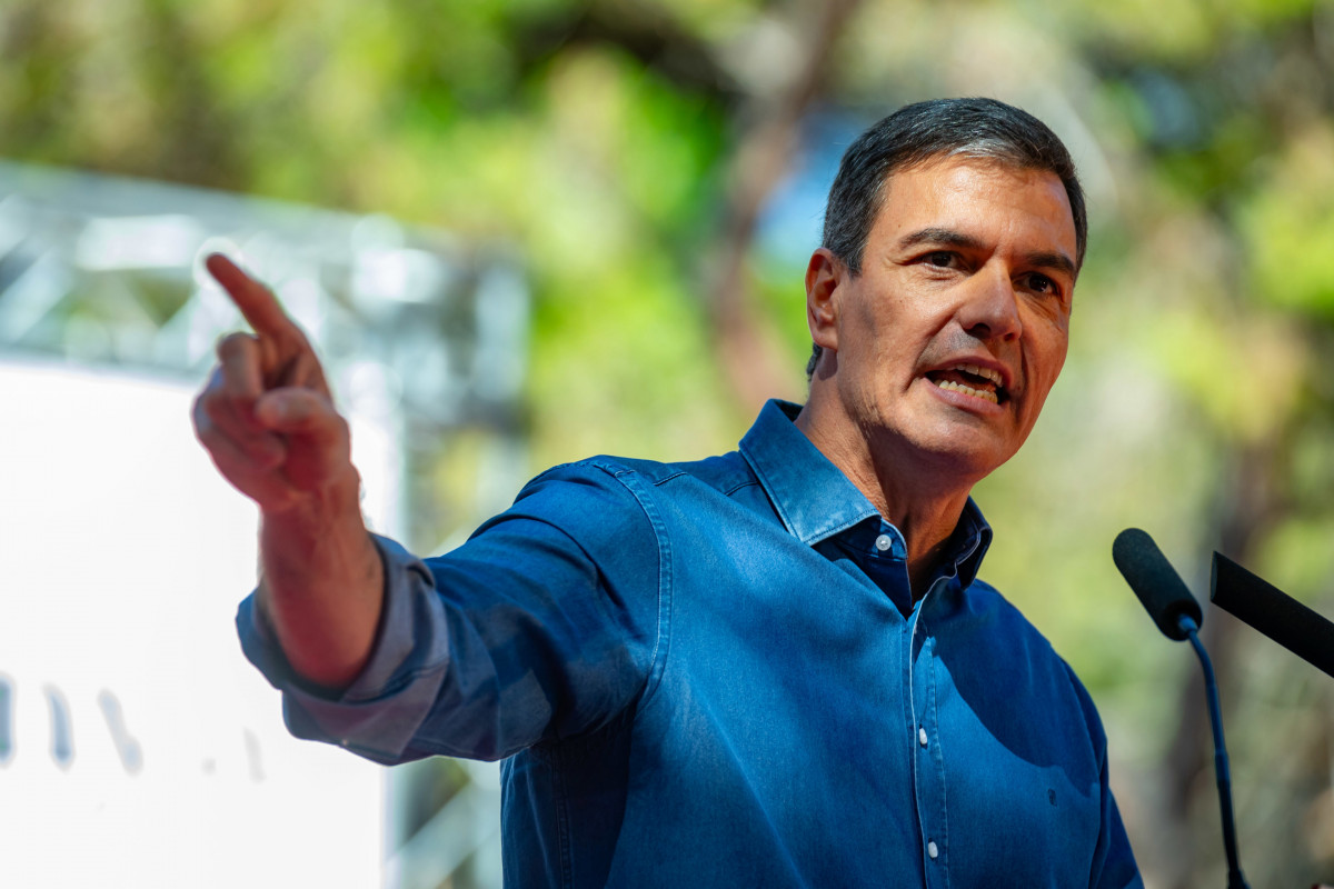 El presidente del Gobierno en funciones, Pedro Sánchez, interviene durante la Festa de la Rosa del PSC, en la Pineda de Gavà