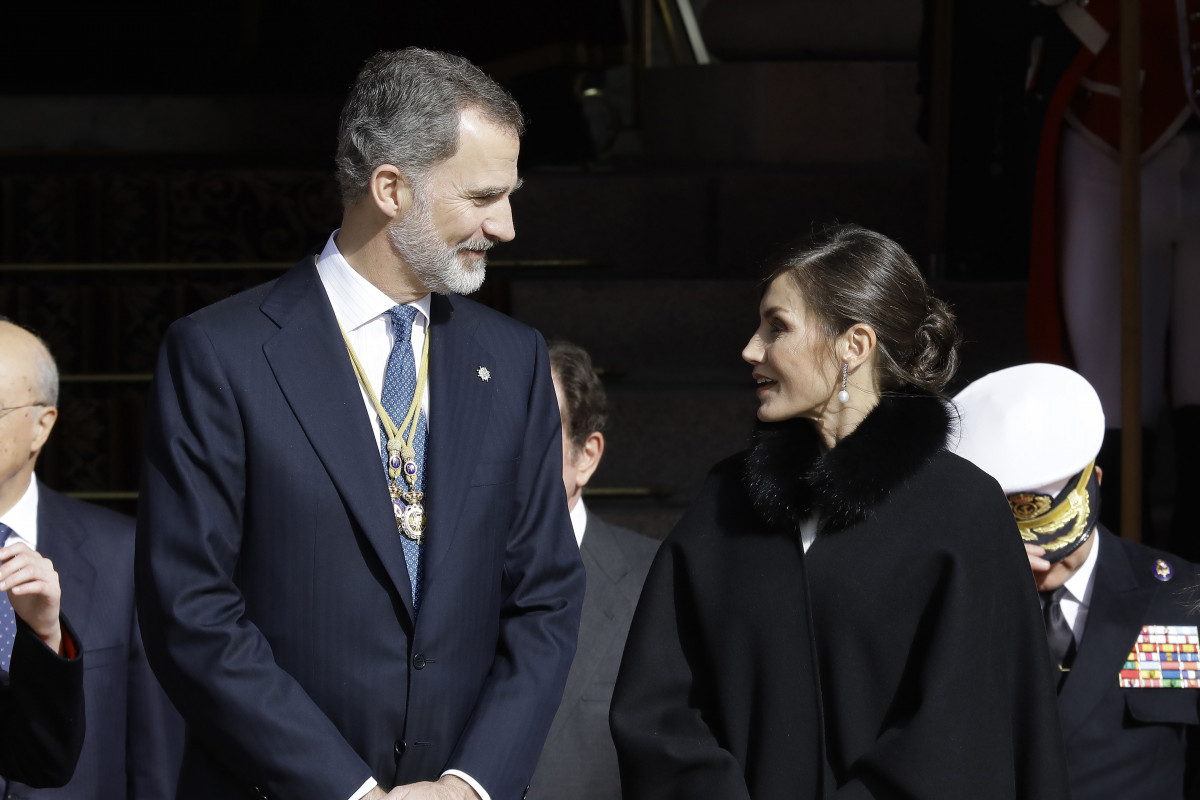 Archivo - El Rey Felipe VI y la Reina Letizia salen de la Solemne Sesión de Apertura de la XIV Legislatura en el Congreso de los Diputados.