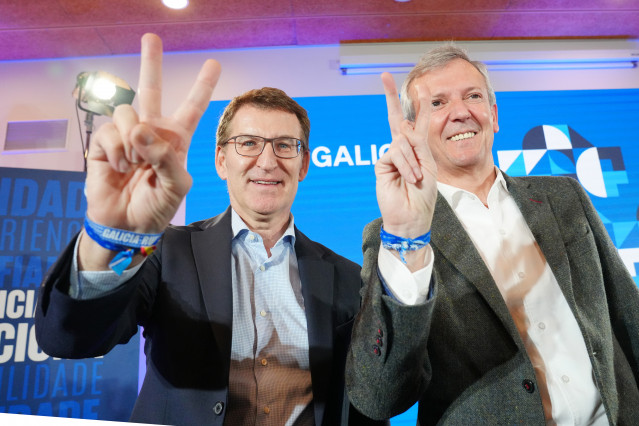 El líder del PP, Alberto Núñez Feijóo (i), y el presidente de la Xunta, Alfonso Rueda (d), en la Junta Directiva del Partido Popular,  a 19 de febrero de 2024, en Santiago de Compostela, A Coruña, Galicia (España). El Partido Popular con Alfonso Rueda a l