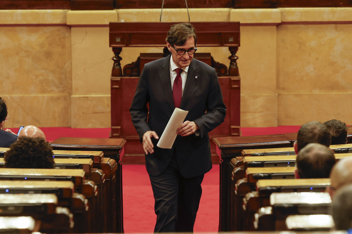 BARCELONA, 08/08/2024.- El candidato y líder del PSC Salvador Illa durante el pleno del debate de investidura que se celebra este jueves en el Parlament de Catalunya. EFE/ Alberto Estévez